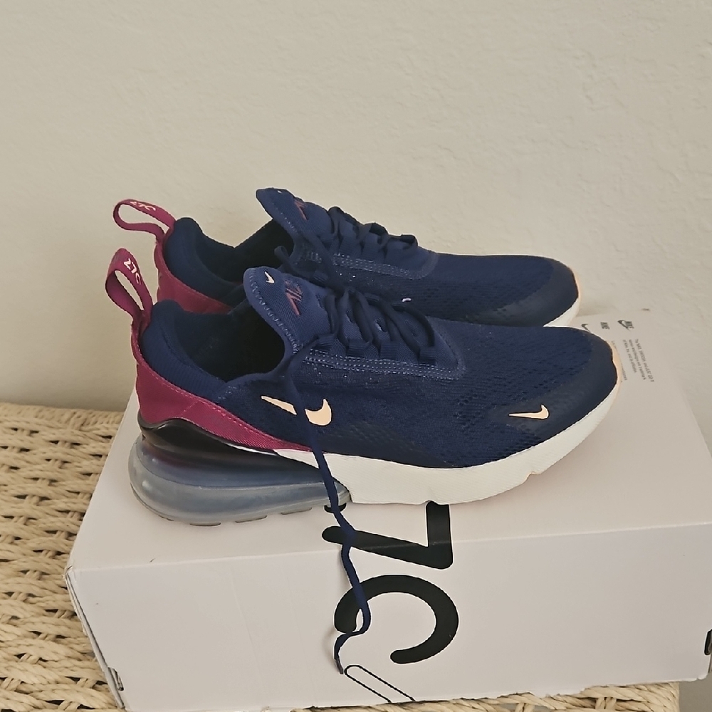 Nike 270 Air Max Sneakers Womens Size 6